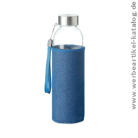 UTAH DENIM - Werbemittel Trinkflasche aus Glas mit Neopren-Schutzhülle im Denim Look. UTAH DENIM - Werbemittel Trinkflasche aus Glas mit Neopren-Schutzhülle im Denim Look.